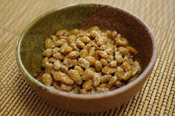 和風の食器に入った納豆