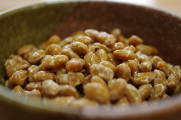 和風の食器に入った納豆