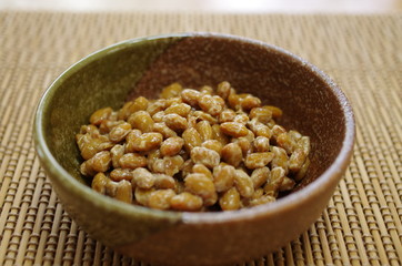 和風の食器に入った納豆