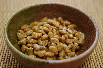 和風の食器に入った納豆