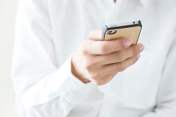 スマホを見る男性