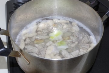 もつ煮込みの調理中（下茹で）