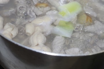 もつ煮込みの調理中（下茹で）