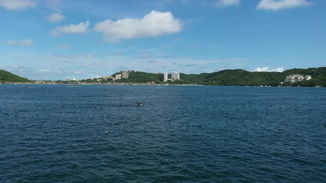 Espectacular vista a&eacute;rea sobre la Bah&iacute;a de Puerto Marqu&eacute;s, el drone volando hacia el frente a gran velocidad ypasando sobre un jet ski.