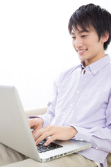 ノートPCを操作する男性