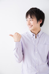 指差しする男性