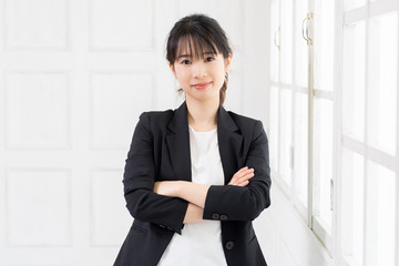 考えるジェスチャーをする若い女性
