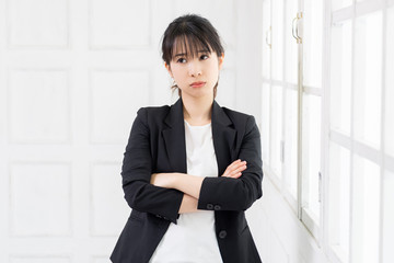 考えるジェスチャーをする若い女性