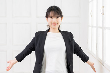 深呼吸をして息を吸う若い女性
