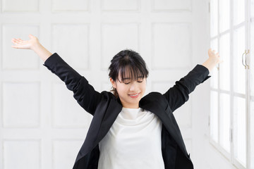 深呼吸をして息を吸う若い女性