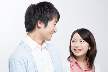 見つめ合うカップル