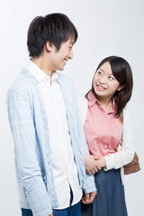 腕組みするカップル