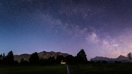 Galaxie Milchstraße über Kapelle Maria Rast mit Soierngruppe - Alpen Panorama bei Nacht