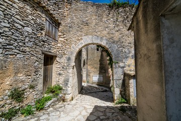 Fototapeta na wymiar Simiane-la-Rotonde village médiéval perché dans les Alpes-de-Haute-Provence en France. 