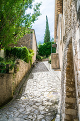 Simiane-la-Rotonde village médiéval perché dans les Alpes-de-Haute-Provence en France.	