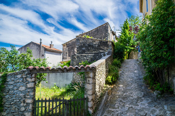 Simiane-la-Rotonde village médiéval perché dans les Alpes-de-Haute-Provence en France.	