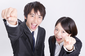 ガッツポーズをするビジネスマンとOL