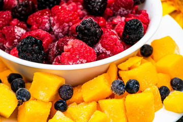 Plato de frutas frescas congeladas 