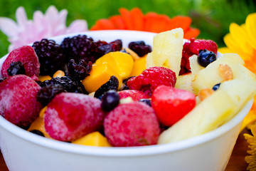 Acercamiento a delicioso plato de frutas frescas cortadas