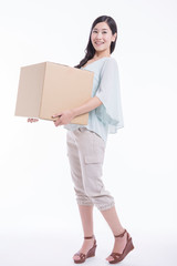 荷物を持つ女性