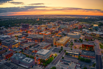 Aerial View of Sioux Falls, South Dakota at Sunset - obrazy, fototapety, plakaty