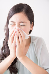 鼻をかむ女性