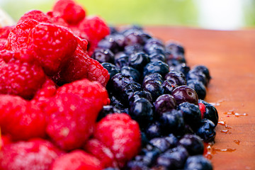 Frambuesas y arándanos azul