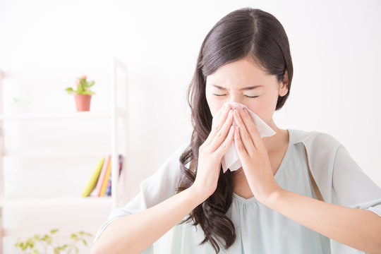 鼻をかむ女性