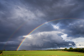 Regenbogen über Feldlandschaft