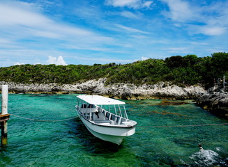 Fototapeta na wymiar Boat at the tropical island