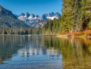 Keuken foto achterwand Reflectie USA, Washington State. Cooper Lake in Central Washington, Cascade Mountains reflecting in calm waters.