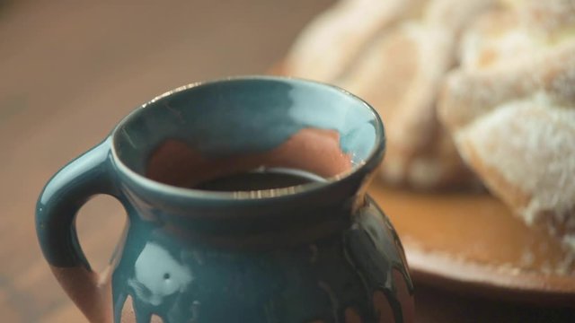 Caf&eacute; de olla con pan de muerto 