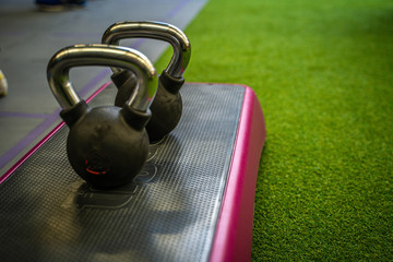 Fototapeta na wymiar kettle na strefie crossfit w klubie fitnesss