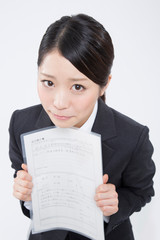履歴書を持つ就活女性