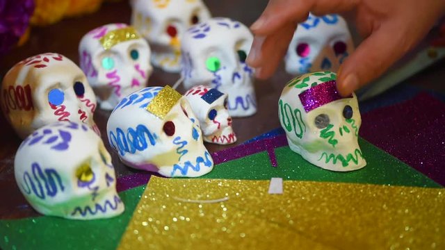 Calaveritas ofrenda d&iacute;a de muertos pintando artesan&iacute;a decoraci&oacute;n colores pintura mexicano close up