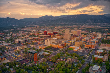 Aerial View of Colorado Springs at Dusk - obrazy, fototapety, plakaty