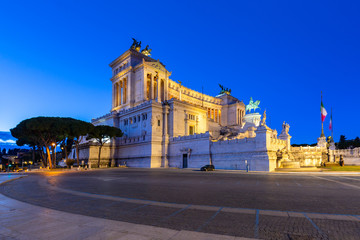 Fototapeta premium Architecture of the Vittorio Emanuele II Monument in Rome at night, Italy
