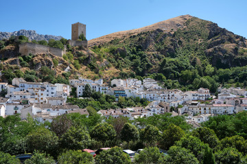 Fototapeta premium Castle and white houses of a beautiful village in Cazorla, Jaén