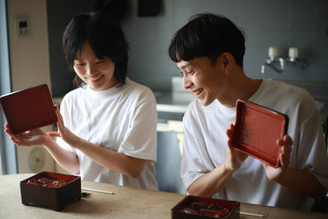 うな重を食べる夫婦