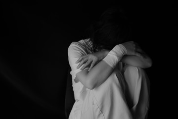 悲しみに暮れる女性