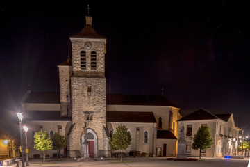 Eglise Saint Vincent de Coarraze (Pyrénées-Atlantiques) et la mairie vu de nuit
