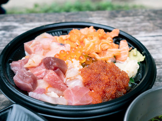外で食べるテイクアウトのお弁当（海鮮丼）