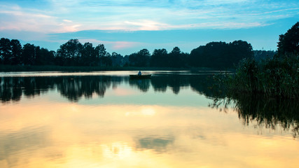 Obraz na płótnie Canvas Jezioro Mojtyny po zachodzie słońca