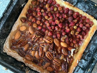 Pie with berries and nuts