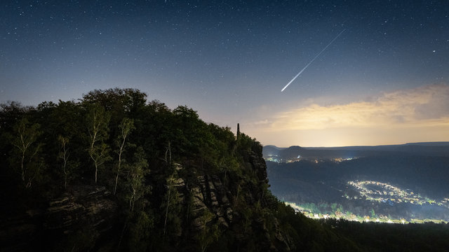 Nachtaufnahme Sternschnuppe Perseiden &uuml;ber Lilienstein Elbsandsteingebirge S&auml;chsische Schweiz