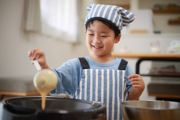 料理する男の子