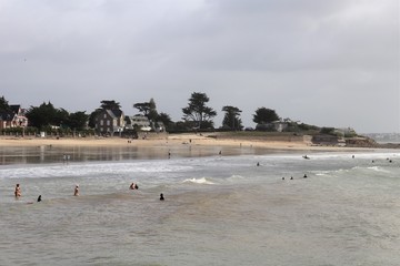 La plage de Larmor-Plage le long de l'océan atlantique, ville de Larmor-Plage, département du Morbihan, région Bretagne, France