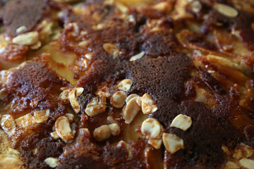 Nahaufnahme von einem Apfelkuchen mit Mandeln