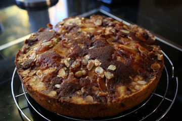 Nahaufnahme von einem Apfelkuchen mit Mandeln