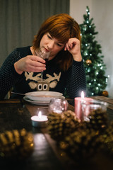 Quarantäne an Weihnachten - Frau alleine an Weihnachten auf Grund des Coronavirus